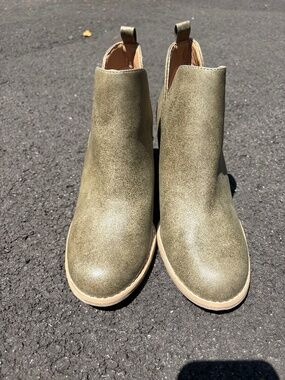Olive Green Wedges Sz 8.5 Womens